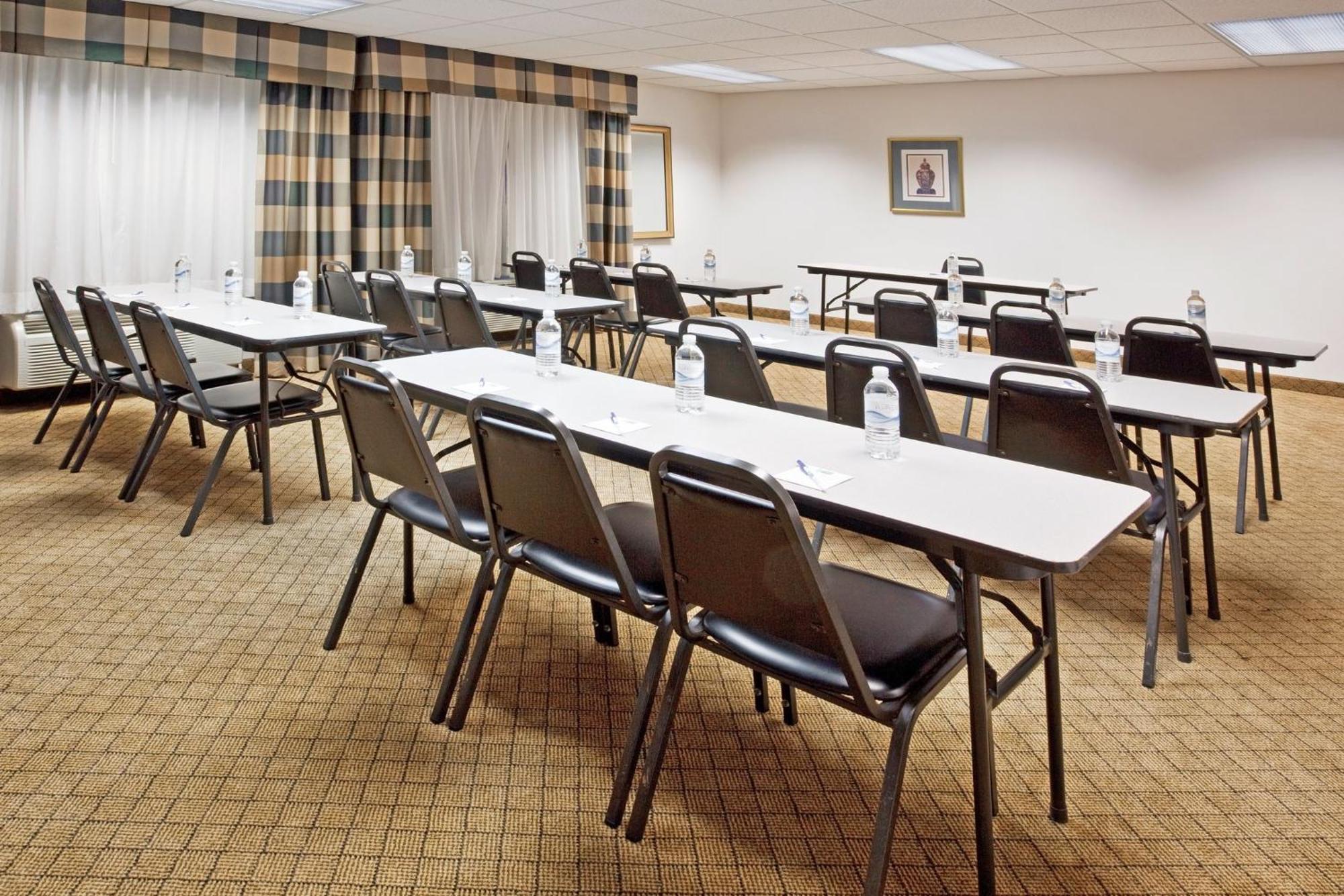Holiday Inn Express & Suites Alliance By Ihg Exterior photo